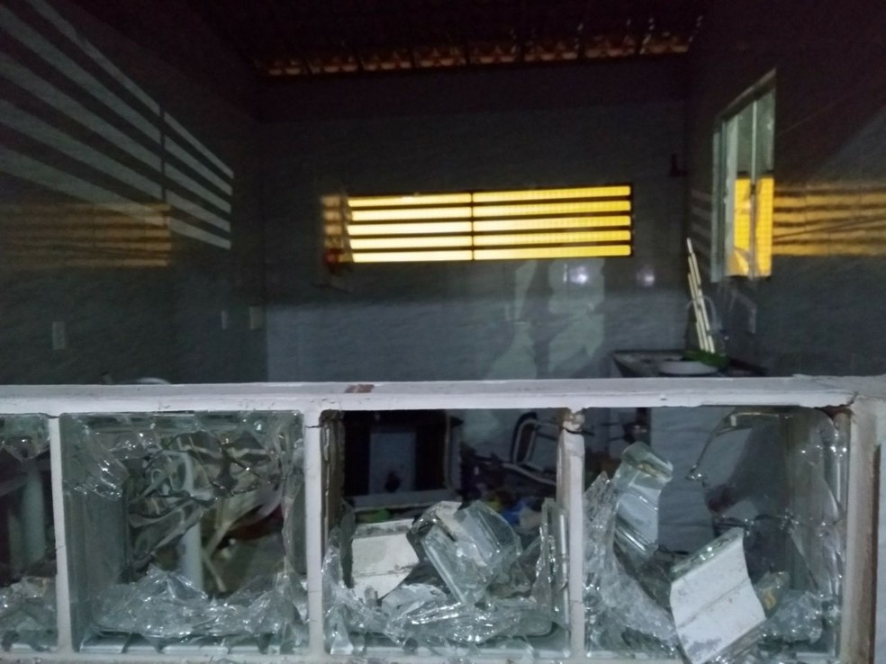 VidraÃ§as da janela da casa foram quebradas. (Foto: Rafael Barbosa/G1 RN)