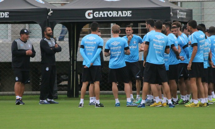 Roger Machado tem papo com atletas e comanda primeiro treino no Grêmio