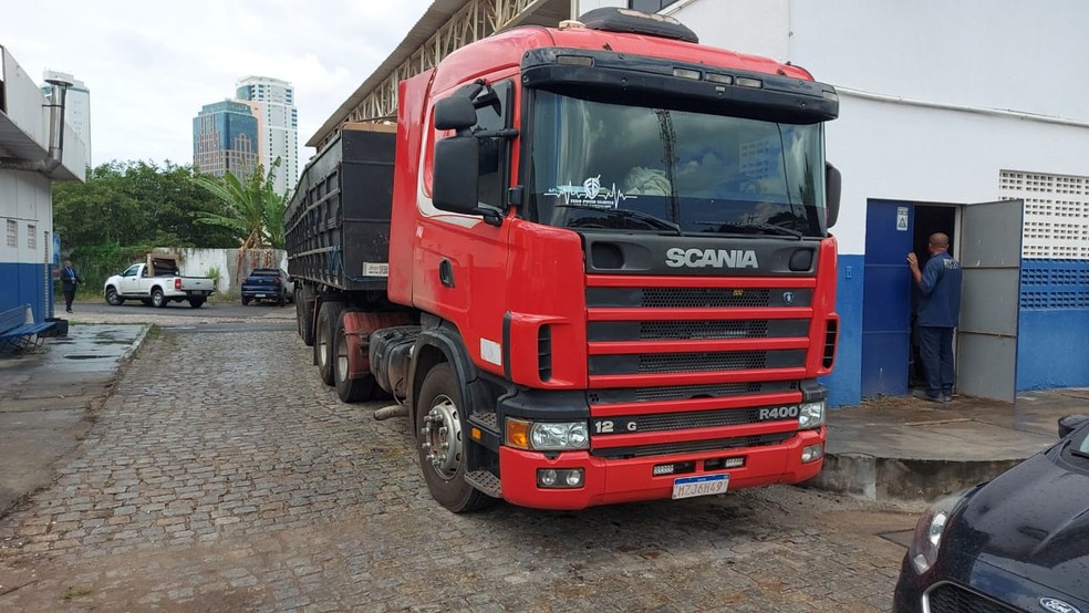 Carreta carregada com produtos falsificados é apreendida dentro de galpão em Salvador — Foto: Divulgação / Sindpoc