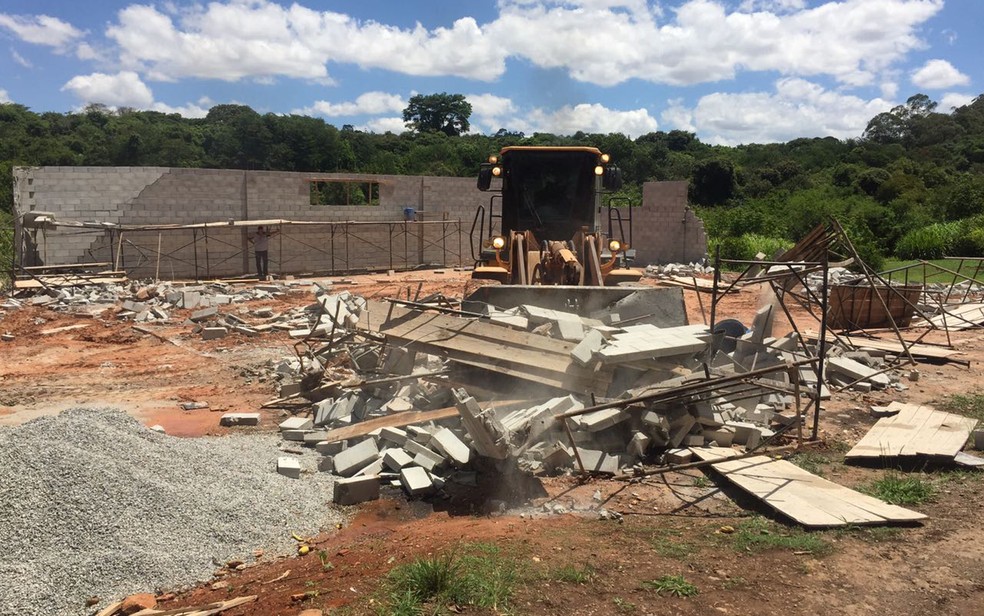 Galpão em Taguatinga sendo demolido em ação da Agefis (Foto: Agefis/Divulgação)