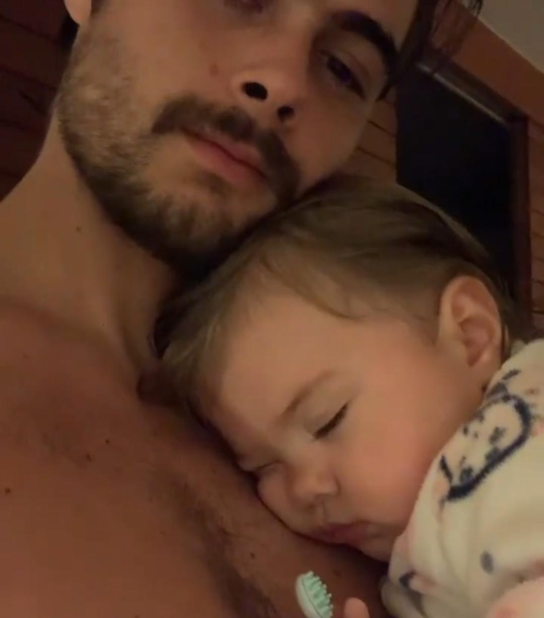 Hora da soneca: Clara pega no sono nos braços de Rafa Vitti e seguidores se derretem de fofura (Foto: Reprodução/Instagram)