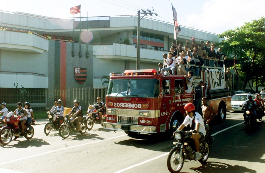 Delegação do Vasco passa em frente à sede do Flamengo para comemorar título em 2000