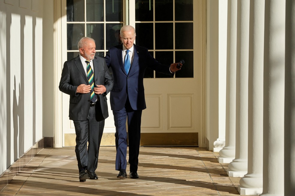 O presidente dos EUA, Joe Biden, e o presidente do Brasil, Luiz Inácio Lula da Silva, caminham juntos ao longo da colunata do Rose Garden na Casa Branca, em Washington. — Foto: Reprodução/Reuters