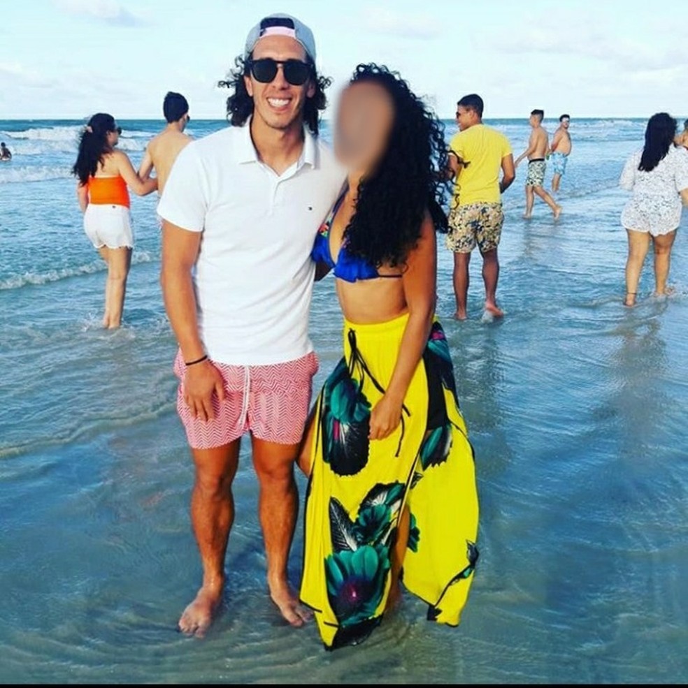 Imagem mostra Nicolas na praia de Salinas, sem máscara, ao lado de uma torcedora — Foto: Arquivo pessoal/Instagram