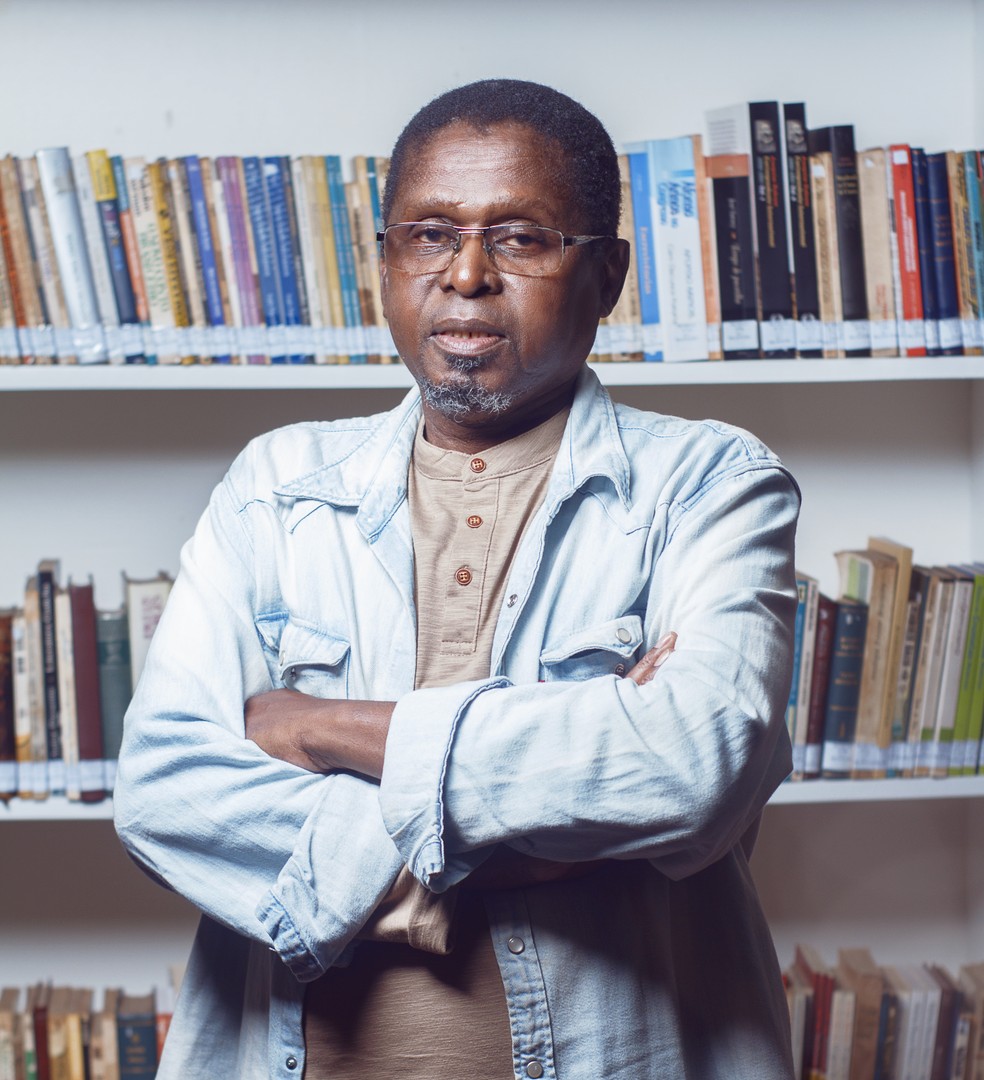 O autor moçambicano Ungulani Ba Ka Khosa participa do debate “Diáspora e legado: quem fala é o tambor” — Foto: Júlio Marcos 