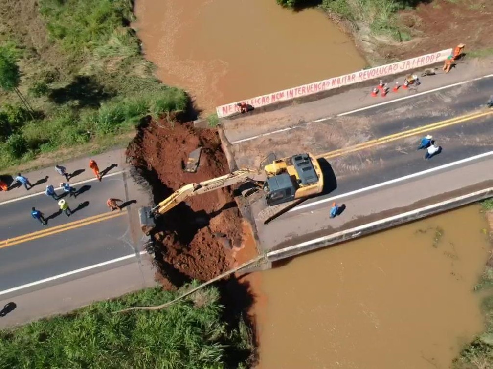 Cabeceira de ponte desmoronou com fortes chuvas â€” Foto: Dnit/DivulgaÃ§Ã£o