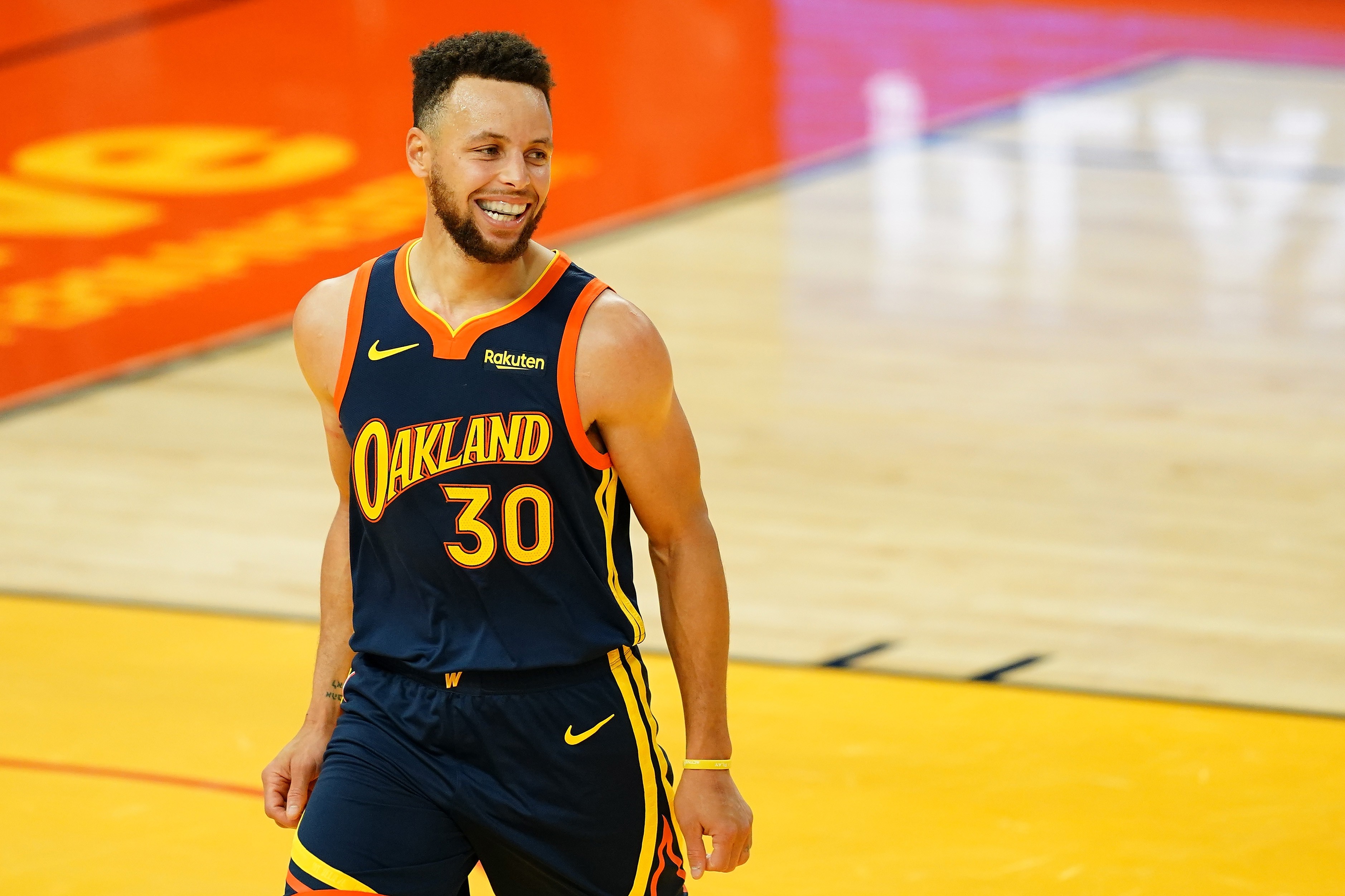 Por que Stephen Curry usa a camisa 30?