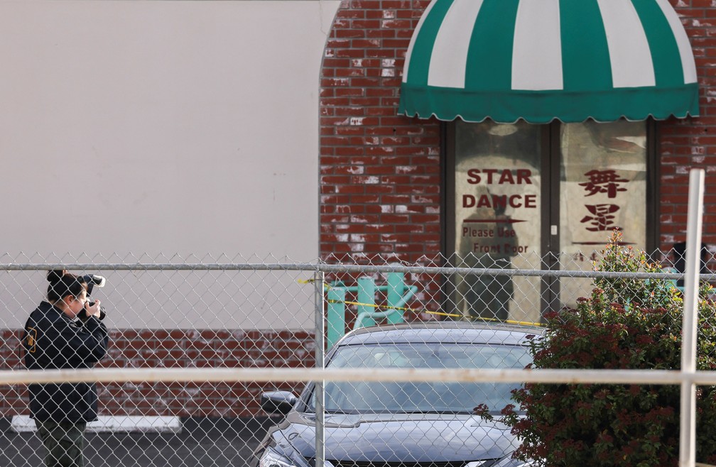 Perito criminal tira fotos na entrada dos fundos do local onde o tiroteio ocorreu. — Foto: REUTERS/Mike Blake