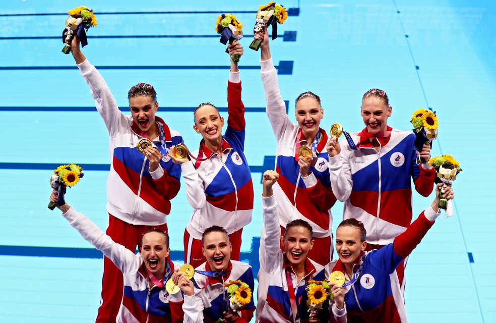 Equipe da Rússia comemora ouro no nado artístico por equipes das Olimpíadas de Tóquio — Foto: REUTERS/Marko Djurica