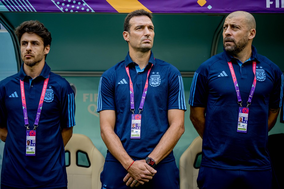 O técnico Lionel Scaloni (centro) divide as decisões sobre a seleção argentina com seus companheiros de comissão técnica, entre eles, Pablo Aimar (à esquerda) e Walter Samuel
