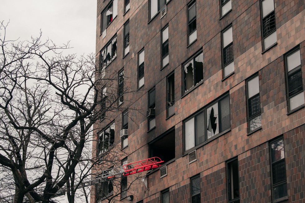 Incêndio em prédio residencial deixou mortos no Bronx, em Nova York, neste domingo (9) — Foto: Scott Heins / GETTY IMAGES NORTH AMERICA / Getty Images via AFP
