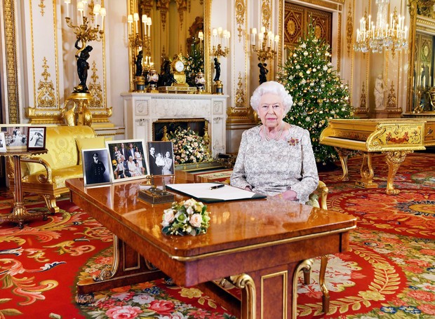 Mandatory Credit: Photo by John Stillwell/AP/REX/Shutterstock (10041265a)In this image released, Britain's Queen Elizabeth poses for a photograph after she recorded her annual Christmas Day message, in the White Drawing Room of Buckingham Palace, London (Foto: John Stillwell/AP/REX/Shuttersto)