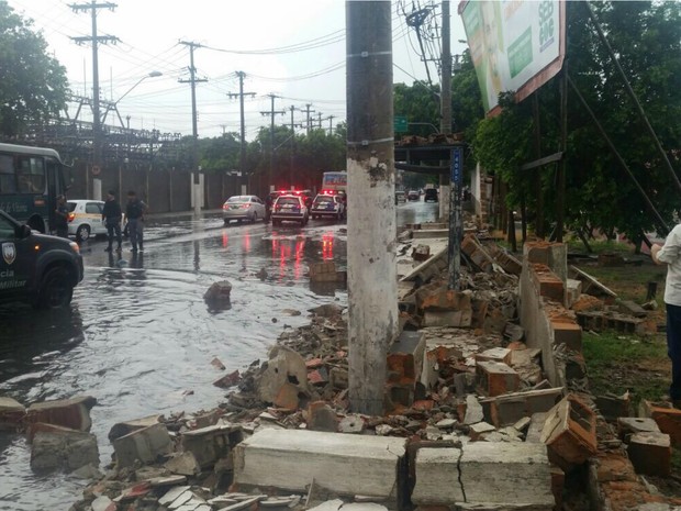 Muro do campo do Caxias desabou por causa da chuva, em Itararé, Vitória (Foto: VC no ESTV)