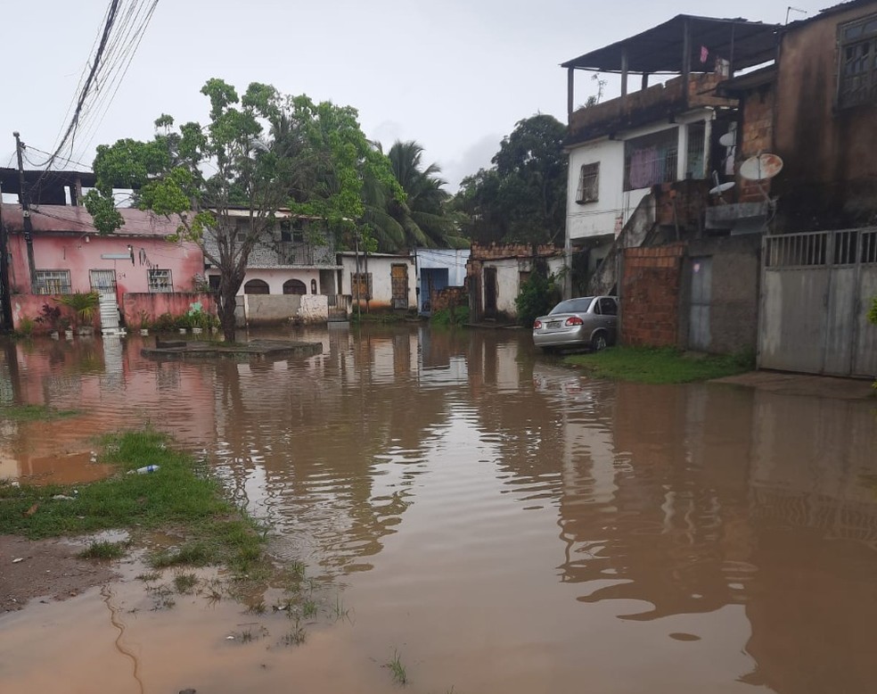 Moradores relatam que chuva causou lamaçal em Cassange — Foto: Redes sociais 