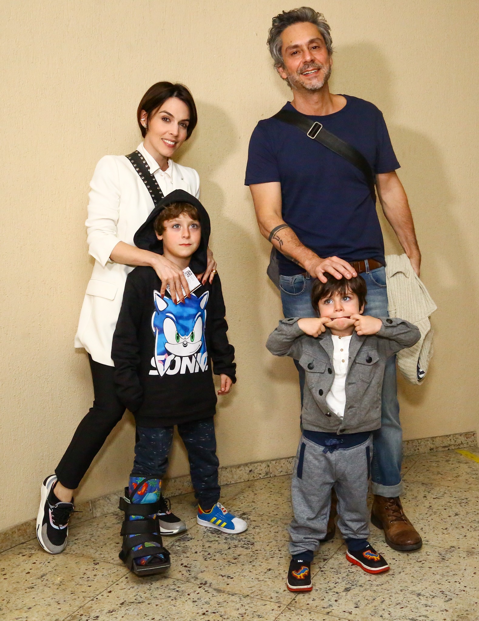Alexandre Nero e Karen Brusttolin com os filhos, Noá e Inã (Foto: Victor Chapetta e Vitor Pereira/AgNews)