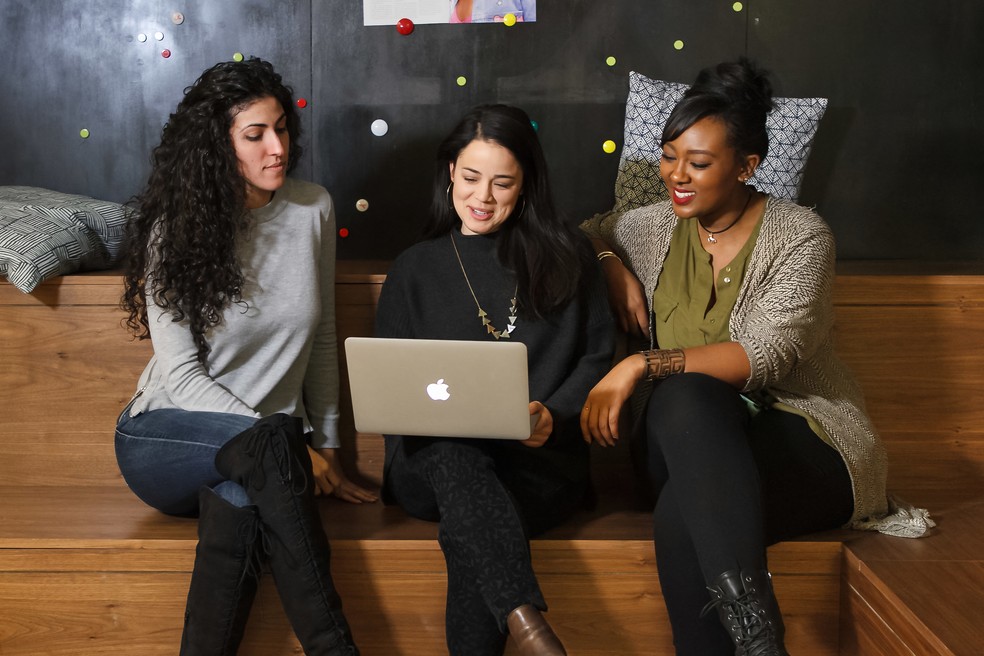 Por que sentar com as pernas cruzadas pode ser ruim para você — Foto: Unplash - the Jopwell