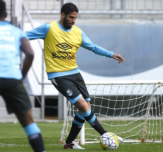 Com saída de Wallace, Grêmio vai ao mercado e precisará buscar zagueiro