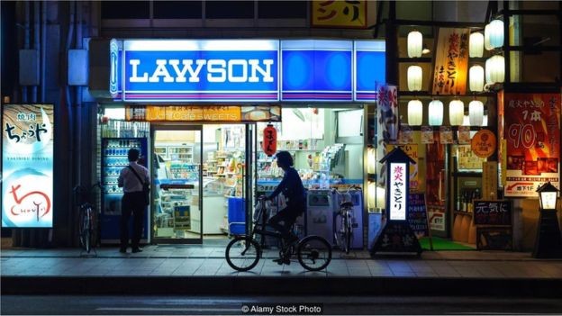 Lojas de conveniência 24 horas que se espalham pelo Japão passaram a depender fortemente de mão de obra estrangeira barata do exterior (Foto: Alamy/BBC)