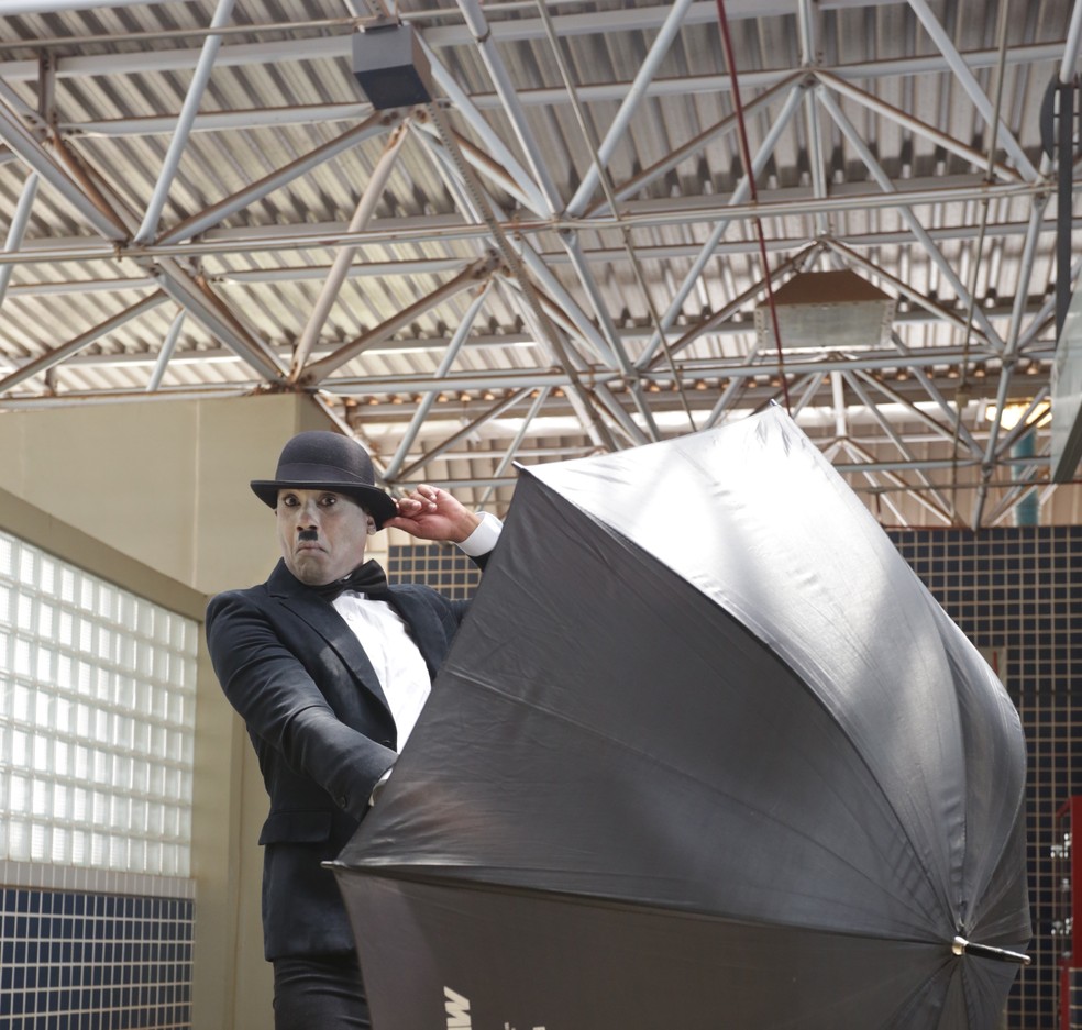 Campanha de compartilhamento de guarda-chuvas no Metrô-DF foi inspirada em filme protagonizado por Charles Chaplin — Foto: Metrô-DF/Divulgação