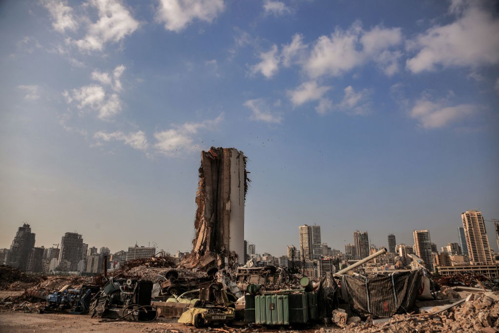 24 July 2021, Lebanon, Beirut: A picture made available on 2 August 2021 shows strewn iron, tangled containers and destroyed cars lying at the devastated Beirut port grain silo, almost one year after the August 2020 Beirut port massive explosion. On 04 Au (Foto: dpa/picture alliance via Getty I)