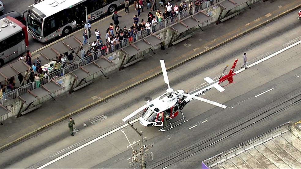 Criança é socorrida após ser atropelada por um ônibus na Avenida Guarapiranga  — Foto: Reprodução/TV Globo