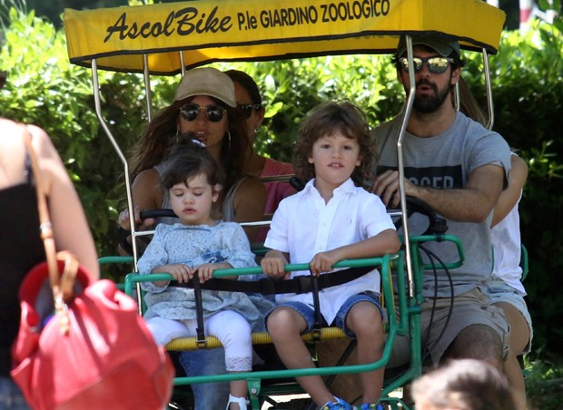 Penélope Cruz com os filhos, Leonardo e Luna (Foto: AKM-GSI)