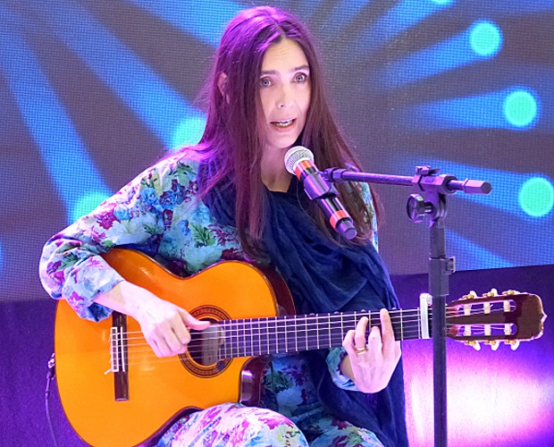 Adriana Calcanhotto canta sucesso no Mais Você (Foto: Mais Você/TV Globo)