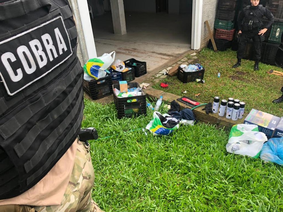 Durantes buscas por assaltantes de banco de Criciúma, policiais encontraram roupas com sangue e acionador para explosivos em Três Cachoeiras — Foto: PMSC/ Divulgação