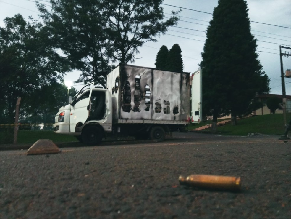 Caminhão incendiado durante ataque de assaltantes na cidade — Foto: Eduardo Andrade/RPC
