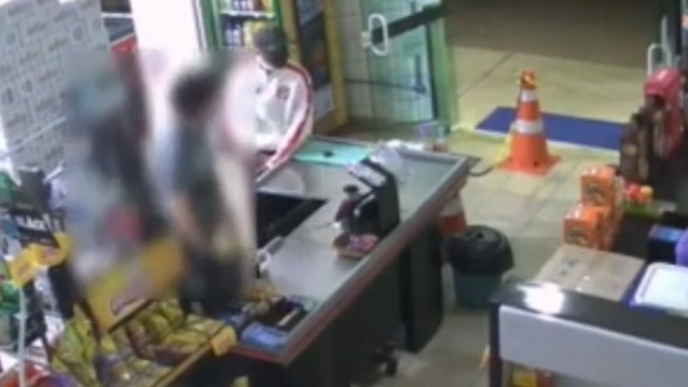Comerciante &eacute; baleado ap&oacute;s atropelar dupla que roubou estabelecimento em Araraquara. &mdash; Foto: Redes Sociais/Reprodu&ccedil;&atilde;o