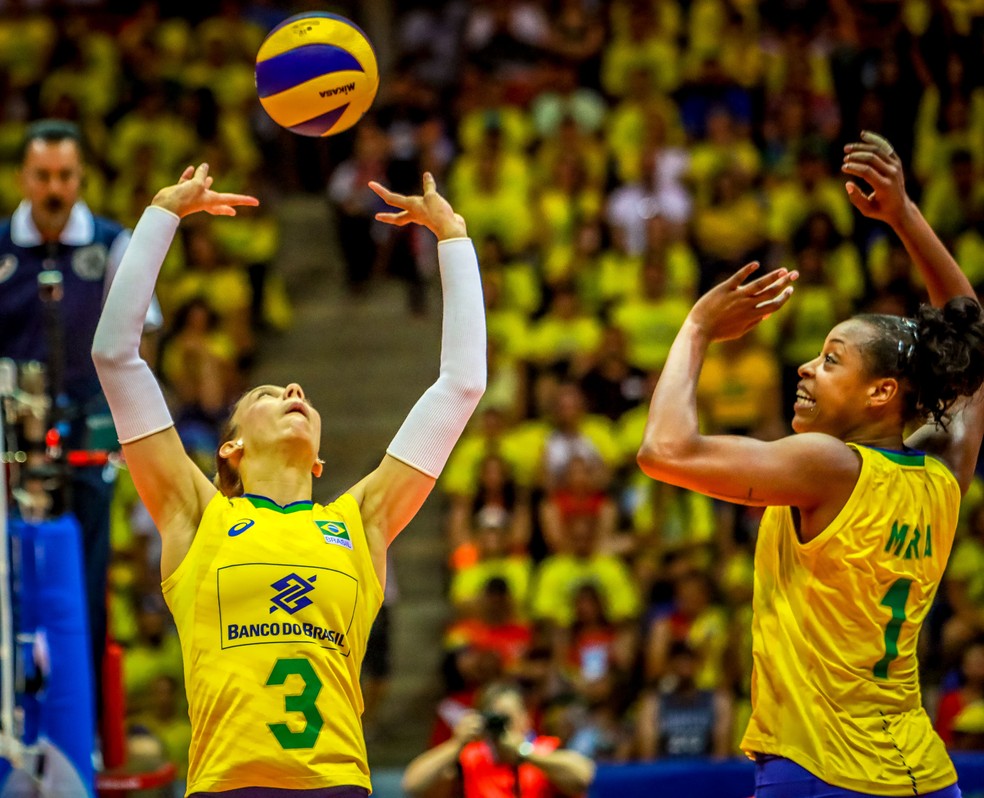 Central Mara cresce no fim e ajuda Brasil a empatar no quarto set e vencer no tie-break — Foto: FIVB