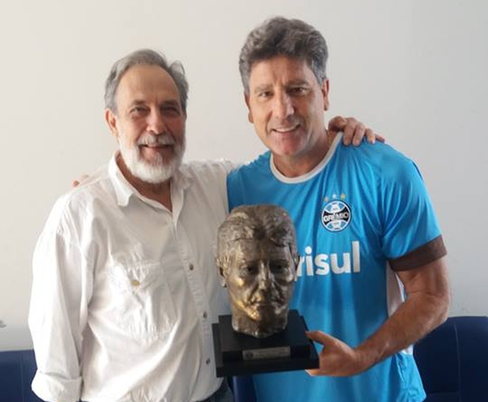 Sergio Coirolo entregou busto para Renato (Foto: Arquivo Pessoal)