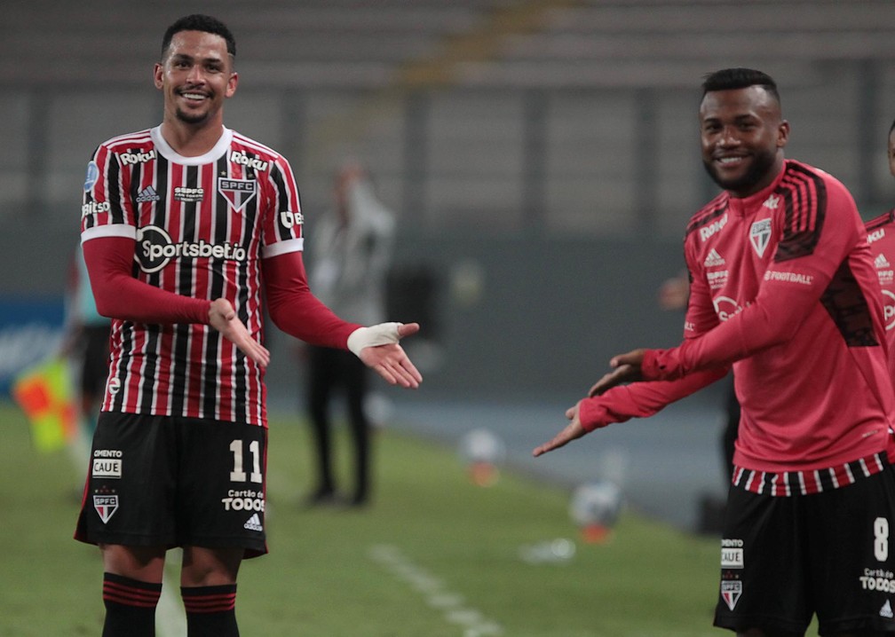 Luciano e Luan comemoram vitória do São Paulo sobre o Ayacucho — Foto: Rubens Chiri / saopaulofc.net