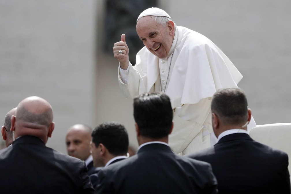 O Papa Francisco faz um sinal de positivo ao deixar a Praça de São Pedro, no Vaticano, em imagem de arquivo (Foto: Gregorio Borgia/AP)