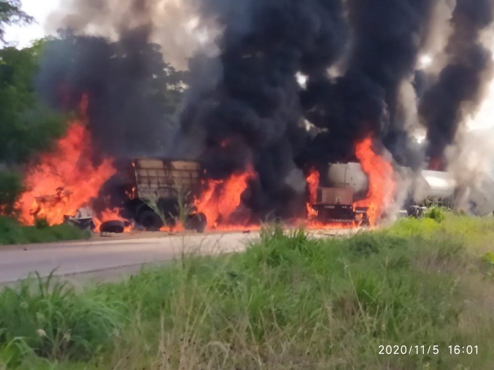 Caminhões pegaram fogo após a batida de frente — Foto: Divulgação