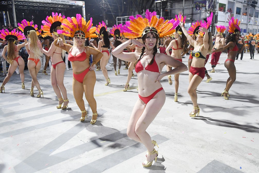 Fantasias da ala das passistas da Est&aacute;cio n&atilde;o ficam prontas e integrantes  ficam indignados: 'viajei oito horas para estar aqui' | Carnaval 2023 no  Rio de Janeiro | G1