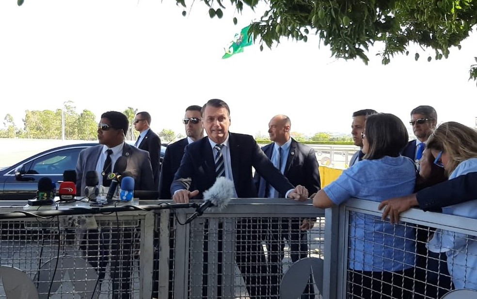 O presidente Jair Bolsonaro durante declaração à imprensa na portaria do Palácio da Alvorada nesta sexta-feira (1º) — Foto: Guilherme Mazui/G1