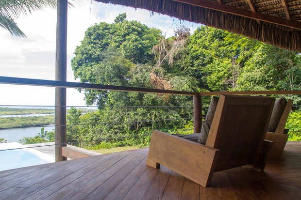 Casa em Itacaré sem divisórias para donos contemplarem a natureza (Foto: Patrick Armbruster/Divulgação)