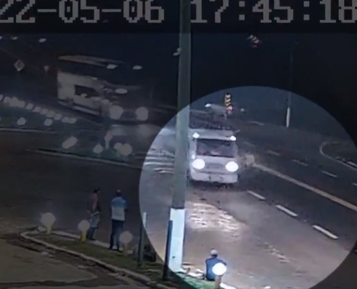 Vídeo: idoso é atropelado por caminhão ao atravessar a BR-101 no ES