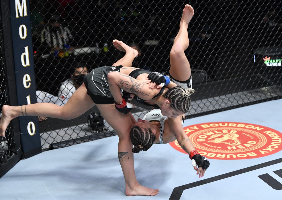 Luana Pinheiro arremessa Sam Hughes com um harai-goshi no UFC Vieira x Tate — Foto: Getty Images