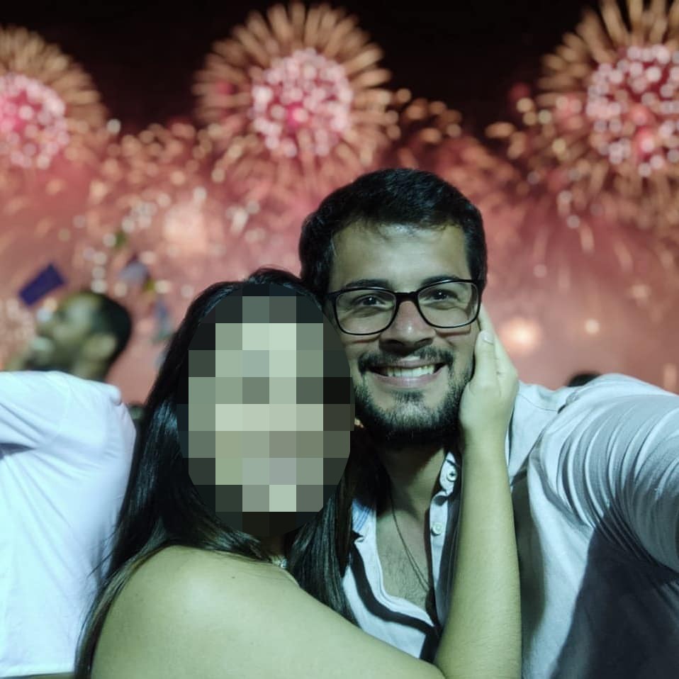 O anestesista com sua noiva no réveillon de Copacabana, em 2020 — Foto: Reprodução
