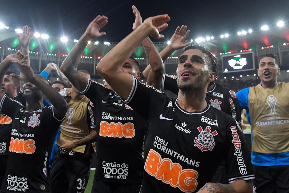 Jogadores do Corinthians comemoram a classificação no Maracanã — Foto: @dhavidnormandofotografia