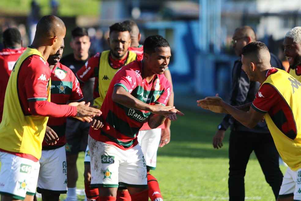 Emerson Carioca comemorando gol contra o Aimoré, pela Portuguesa-RJ — Foto: Israel Cidade