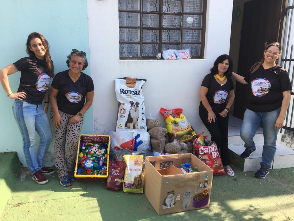 Voluntárias do Tampets em drive-thru para arrecadação de ração — Foto: Tampets/Divulgação