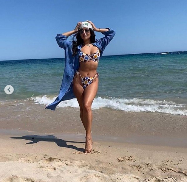 A atriz Vanessa Hudgens em passeio por praia italiana na Sardenha (Foto: Instagram)