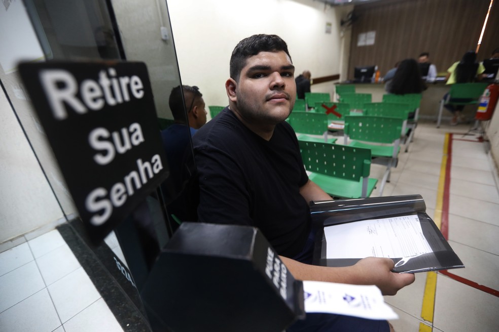 Yago Machado Magalhães, 20 anos, conseguiu o segundo emprego com CLT e recebe um salário mínimo — Foto: Cristiano Mariz / Agência O Globo