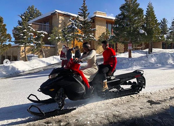 A atriz Priyanka Chopra sentada na moto de neve que ganhou de presente do marido, o músico Nick Jonas (Foto: Instagram)