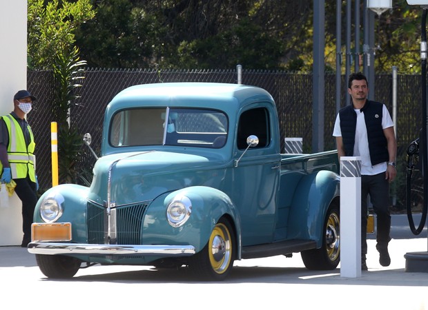Orlando Bloom desfila com pickup clássica da Ford de 1940 (Foto: The Grosby Group)