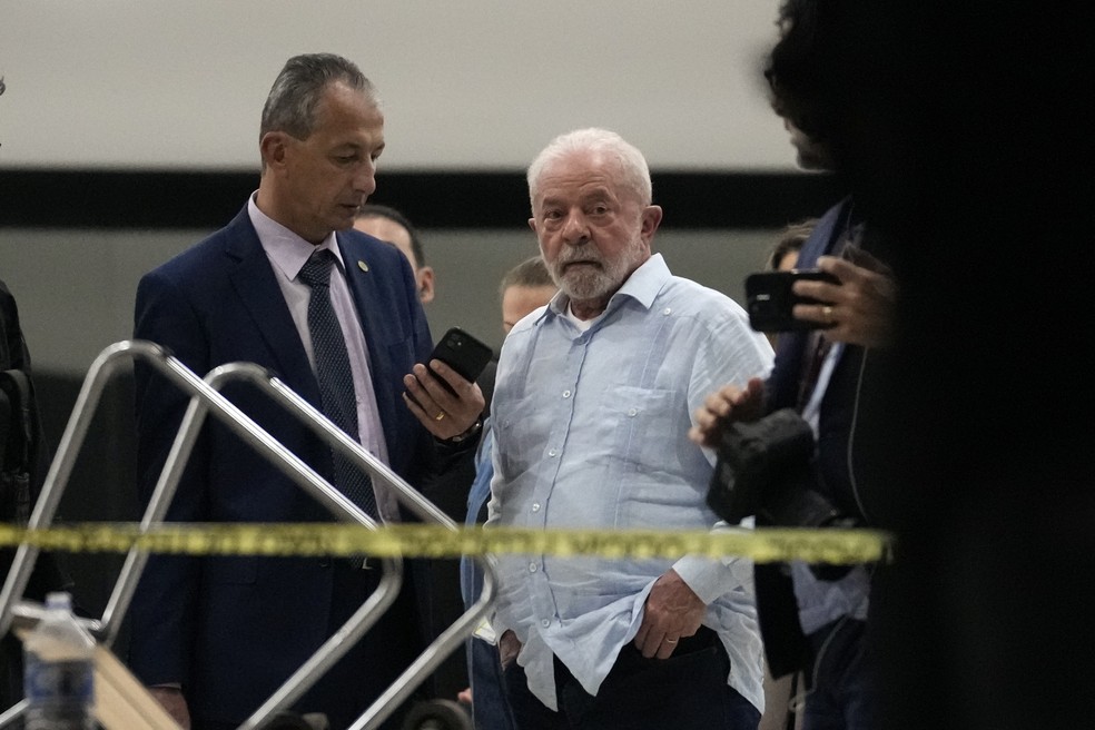 Lula volta a Brasília e vistoria Palácio do Planalto na noite deste domingo (8) — Foto: AP Photo/Eraldo Peres