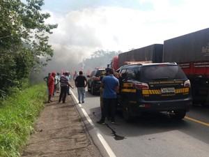 Manifestantes interditam rodovia BR-010 com barricada. Protesto é contra o impeachment de Dilma Rousseff (Foto: Ascom/PRF)